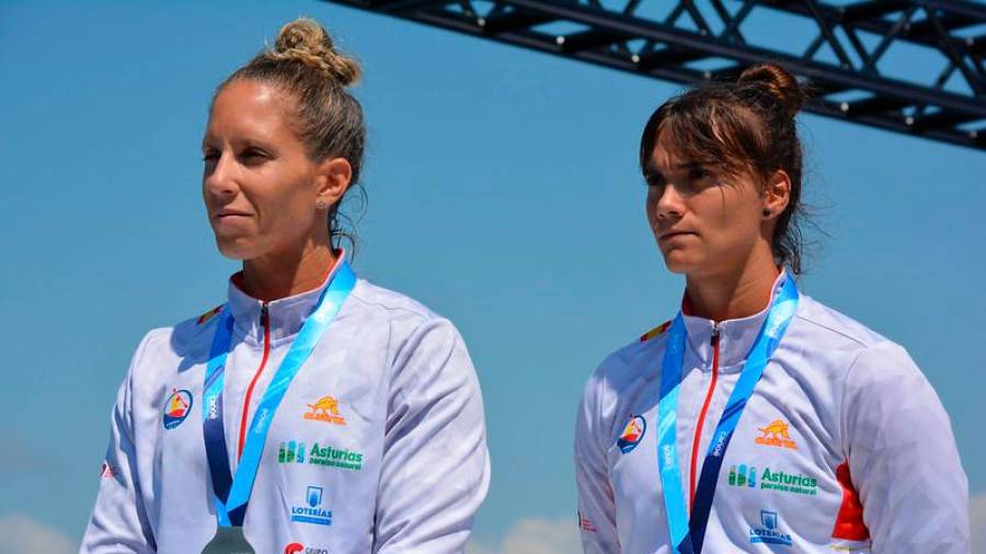 Teresa Portela (i) y Sara Ouzande, en el podio, tras conseguir la medalla de plata en K 200