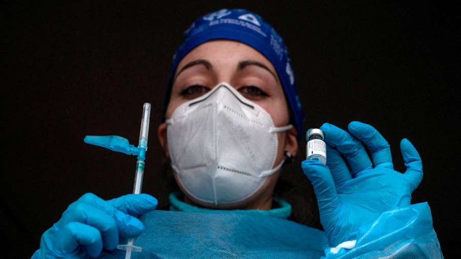 Una trabajadora sanitaria preparando ayer una dosis de la vacuna contra el COVID en una residencia de mayores Foto: EFE/Brais Lorenzo 