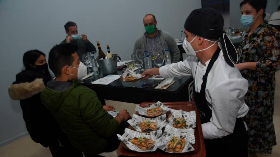 DEGUSTACIÓN. Hostaleiros, armadores e persoal da lonxa de Ribeira asistiron como convidados á degustación. Foto: C.R.