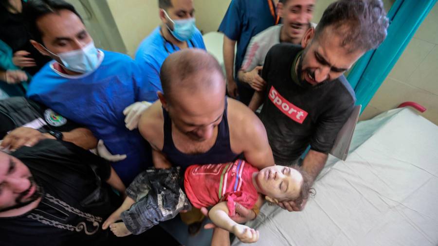 16 de maio de 2021, Territorios palestinos, cidade de Gaza: os palestinos choran un neno palestino, que foi asasinado nun ataque aéreo israelí, dentro do tanatorio do hospital Al-Shifa no medio do intenso estalido da violencia israelí-palestina. Foto: Mohammed Talatene / dpa