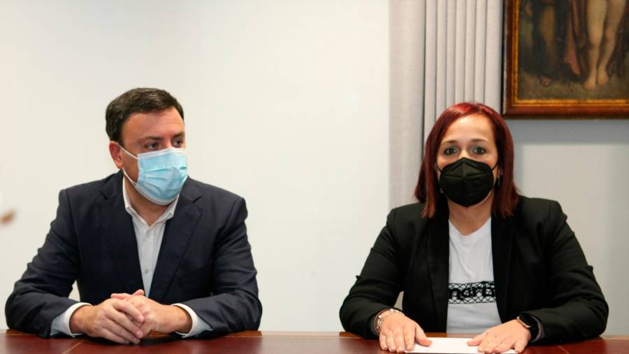 Valentín González e Sandra Ínsua firmaron o convenio na sede da Deputación. Foto: Deputación da Coruña