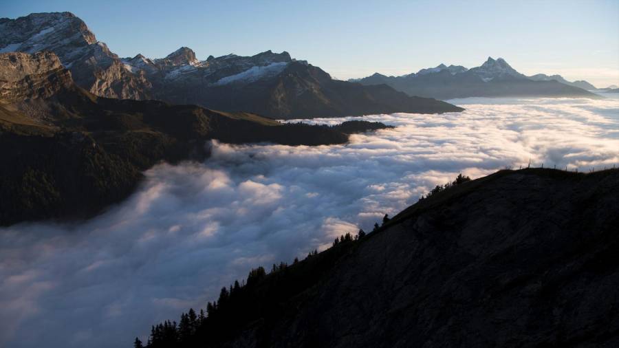 Mar de nubes al atardecer en la cumbre de Croix des Chaux a 2mil metros de altitud. Gryon, al oeste de Suiza. (Autor, Anthony Anex para EFE).