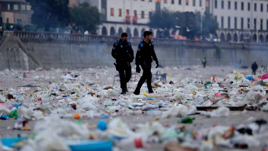 GRAF6841. A CORUÑA, 24/06/2022.- Vista de los restos de basura este viernes en la playa de A Coruña tras la celebración de la noche de San Juan. EFE/Cabalar