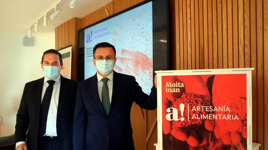 Pola esquerda, o director da Axencia Galega da Calidade Alimentaria, José Luis Cabarcos, e o conselleiro de Medio Rural, José González. Foto: Xunta