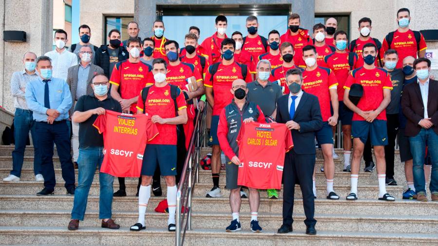 AGRADECIMIENTO La selección española, en la entrega de sus camisetas. Foto: ECG
