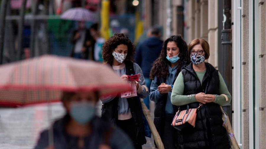 ‘nueva normalidad’. Varias mujeres caminando este otoño por una calle de Ourense. Foto: Brais Lorenzo / EFE