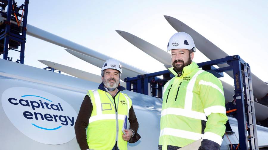 El director de Proyecto del parque eólico Buseco, Miguel Ángel Marcos -a la izquierda-, y el responsable de Promoción de Capital Energy en Galicia, Xabier Monteagudo.
