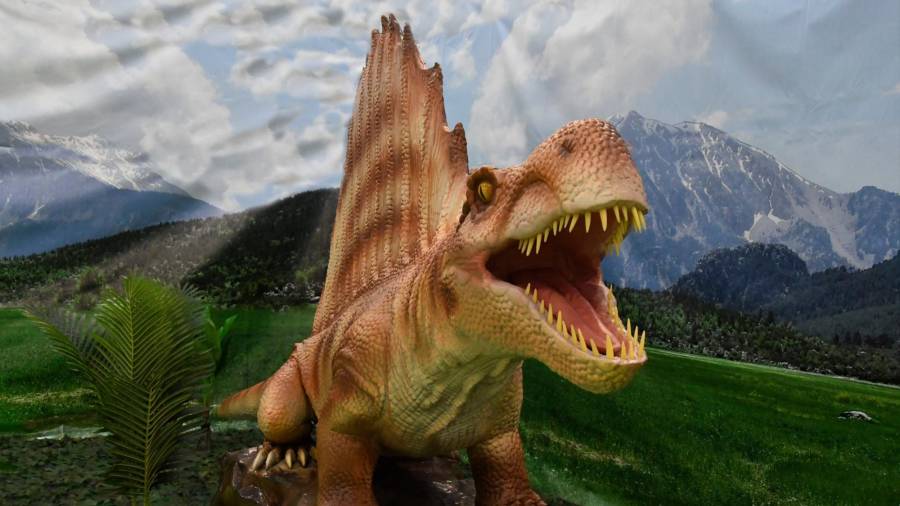Compostela acoge este fin de semana una muestra de dinosaurios animados en el pabellón de La Salle