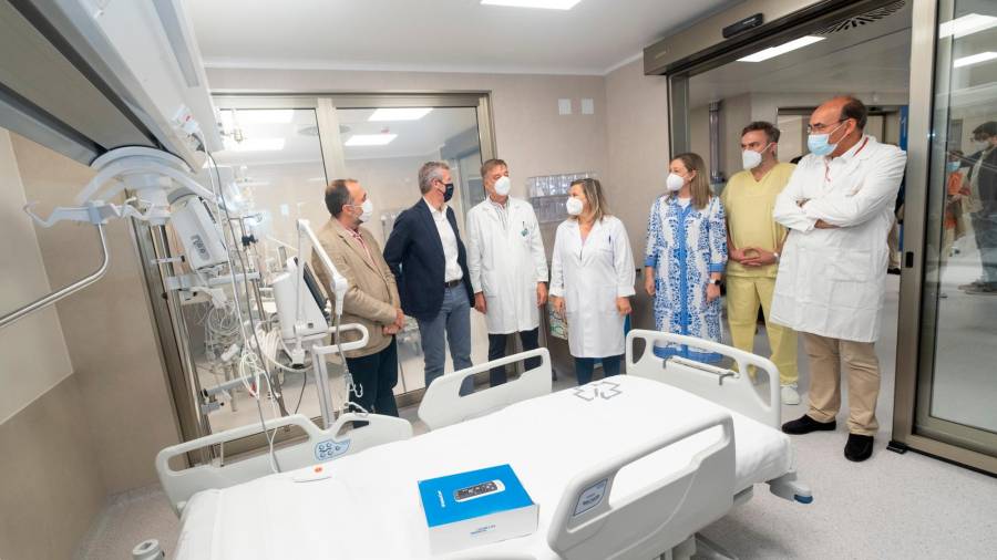 ALFONSO Rueda y García Comesaña visitaron la reformada UCI del Hospital Clínico. Fotos: X. G. 