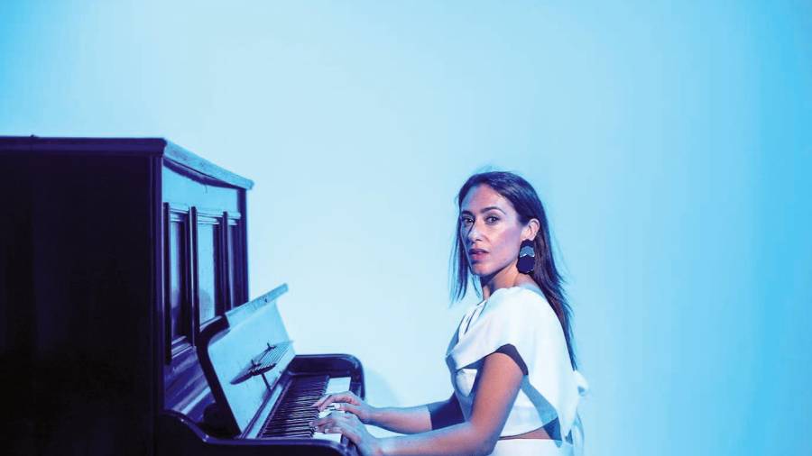 Rocío Caamaño, al piano, estrenará el jueves, día 22, su nuevo tema: ‘Libertad’. Foto: Ana C. Mejía