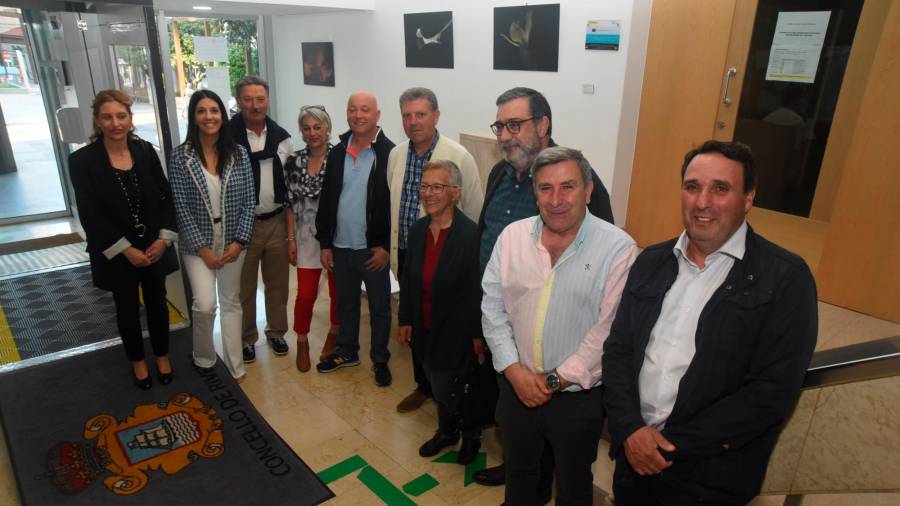 APERTURA. Ruiz, segundo pola dereita, cos artistas e edís na apertura da mostra. Foto: C.R.