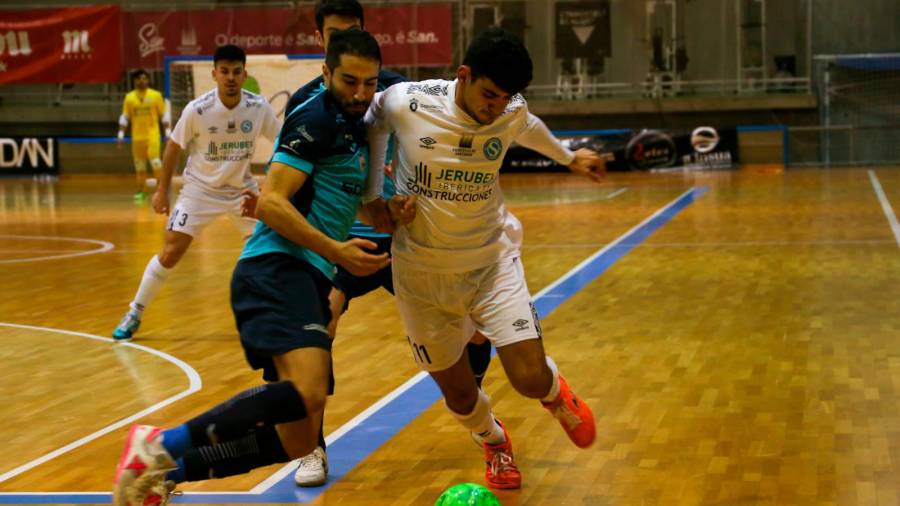 David Quintás (dcha) pugna com un rival en el pasado Santiago Futsal-Talavera. Foto: JSF 