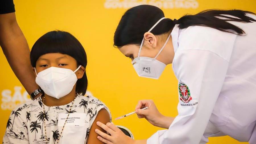 Un niño recibe la vacuna, ayer, en el Hospital de Clínicas, en Sao Paulo. Foto: EP
