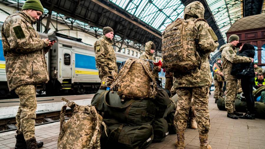 soldados ucranianos esperan un tren en la estación de Lviv antes de dirigirse al combate. Foto: V. Circosta