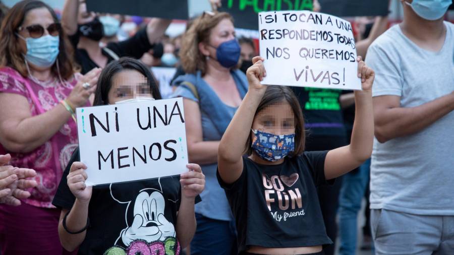 Dos niñas, participan en una concentración feminista en la Plaza de la Candelaria en repulsa por todos los feminicidios, a 11 de junio de 2021, en Santa Cruz de Tenerife, Tenerife, Islas Canarias (España). / Europa Press 11/06/2021