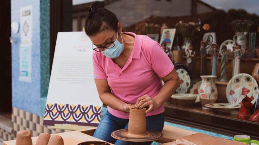 Una profesional de la olería trabajando en el torno en su taller de Buño. Foto: C.M.