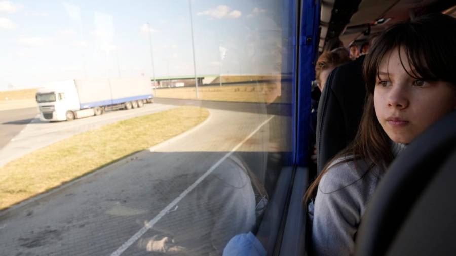 Unha das xoves refuxiadas coa mirada perdida durante a viaxe en autobús que a trae á Coruña. Foto: Marcos Rodríguez