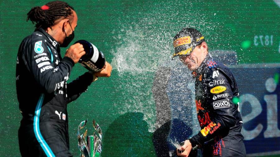 Verstappen celebrando con el británico Hamilton. Foto: Ramírez