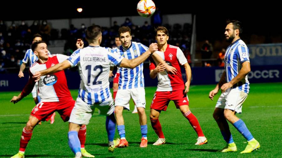 BALÓN DIVIDIDO Cervi, izquierda, y Ferrone pelean por la posesión ante la presencia de futbolistas de ambos equipos en el duelo disputado en el Estadio Balear. Foto: Cati Cladera