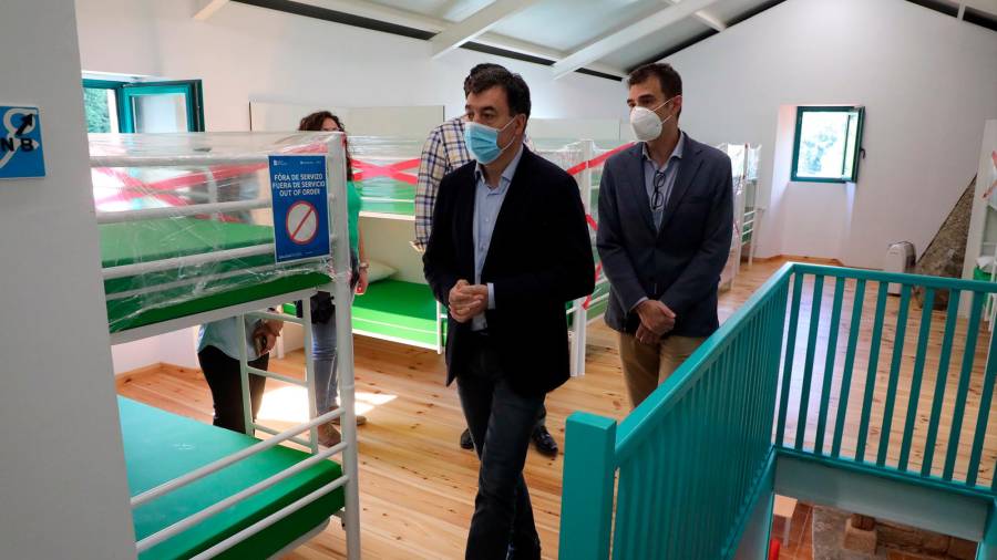 El conselleiro de Cultura Román Rodríguez, a la izquierda, acompañado por Isaías Calvo en su visita al nuevo albergue público de Poulo, Ordes. Foto: XG