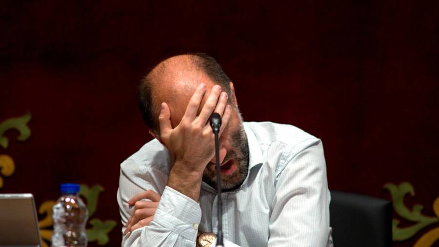 El alcalde Gonzalo Pérez Jácome, con gesto de cansancio, en la sesión plenaria. Foto: Efe