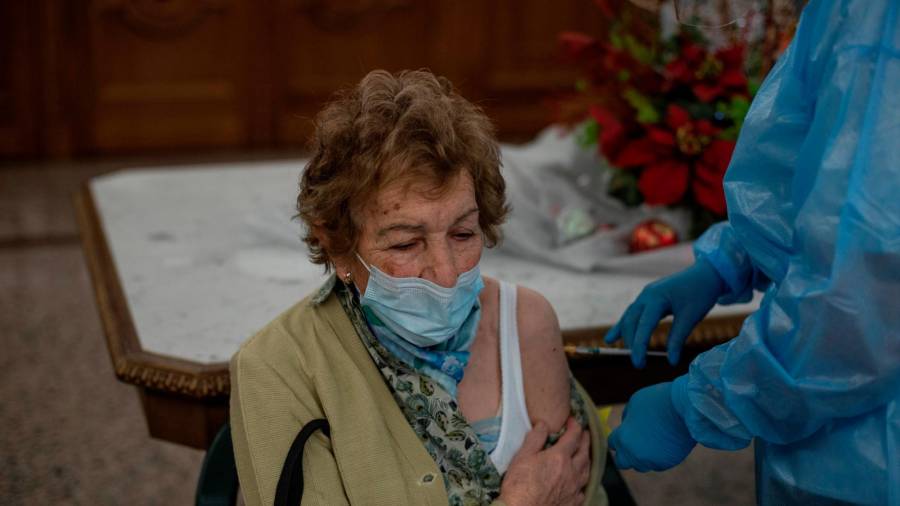 Una mujer es vacunada contra el COVID en Ourense en la víspera de Reyes. Foto: B. Lorenzo / Efe