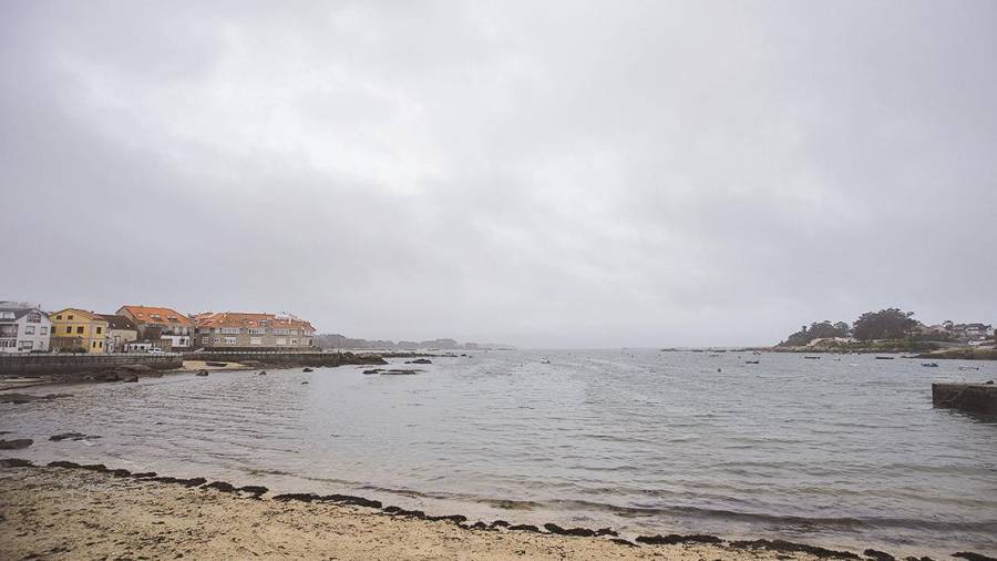 illa de arousa. Vista de una de las playas donde se ha detectado el chapapote. Foto: Europa Press
