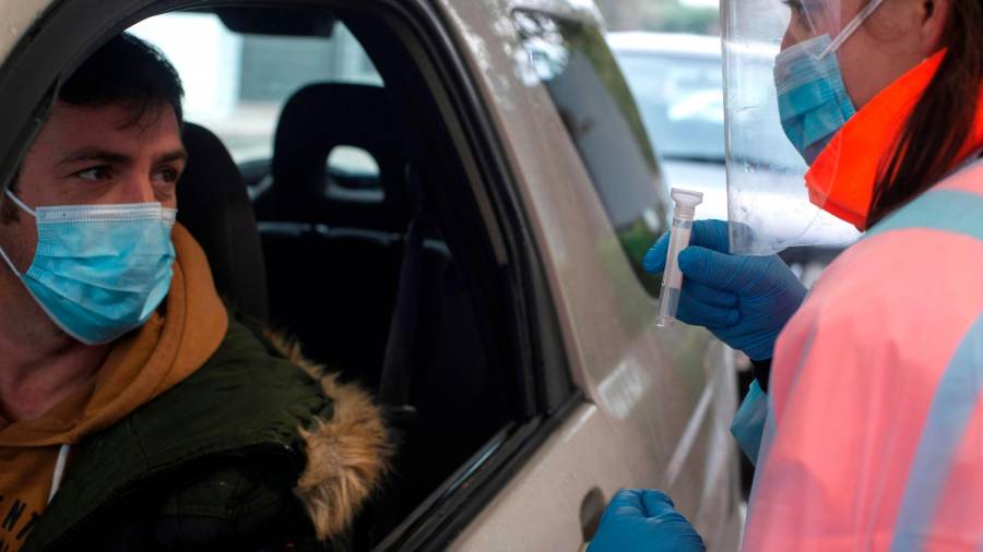 EN VERÍN. Una sanitaria realiza el test de saliva a un conductor durante un cribado selectivo de positivos por COVID realizado ayer en la localidad ourensana de verín Foto: Efe