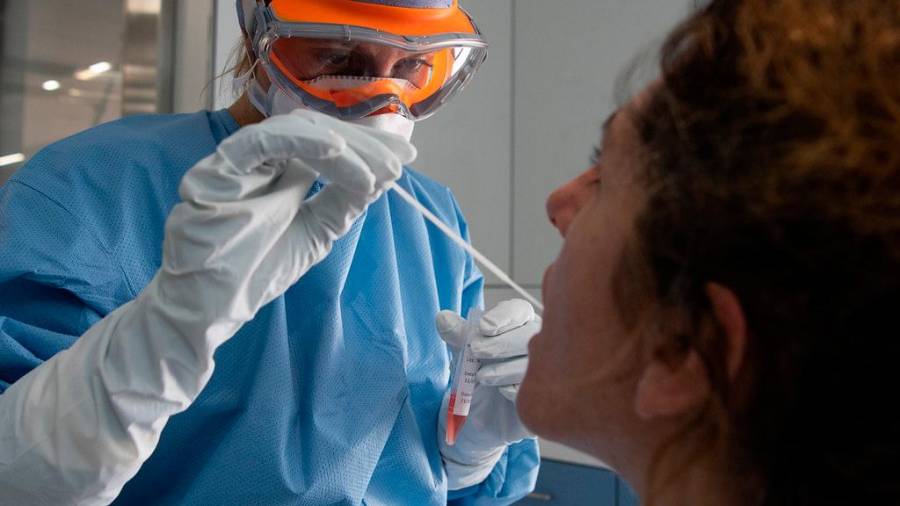 Sanitario haciendo la prueba del Covid-19 a un paciente. Foto: Flickr.