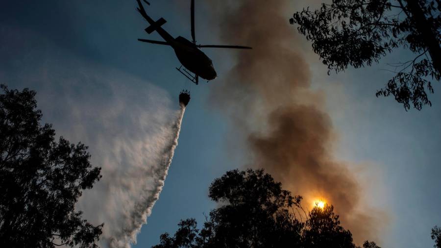 GRAF9934. TOÉN (OURENSE), 08/08/2020.- Un helicóptero realiza labores de extinción en el incendio forestal que permanece activo en el municipio orensano de Toén. EFE/Brais Lorenzo