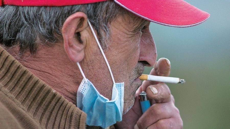Adicción. Un hombre fuma un cigarro en Ourense. Ni la pandemia del coronavirus ha podido terminar con este extendido vicio. Foto: Brais Lorenzo