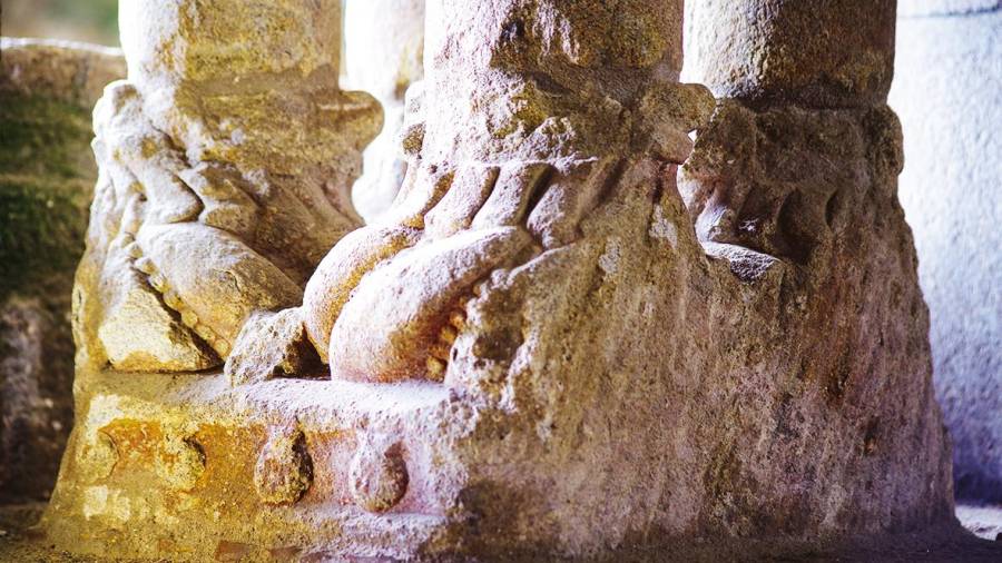 Conchas jacobeas en las basas de las columnas de la antigua sala capitular. Catedral de Tui.