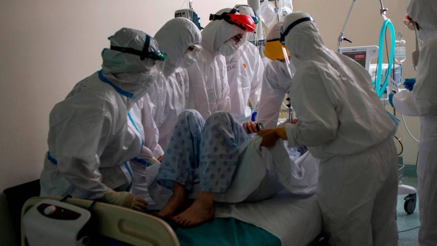 CRISIS Sanitarios del servicio de reanimación del Chou atendiendiendo a un paciente COVID durante esta tercera oleada. Foto: Brais Lorenzo 