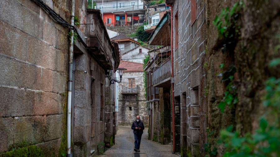 Un hombre camina por Beade, el único concello en nivel alto de restricciones (Foto: Brais Lorenzo / Efe)