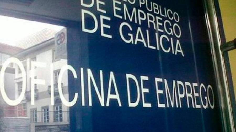 El paro baja en 377 personas en Galicia