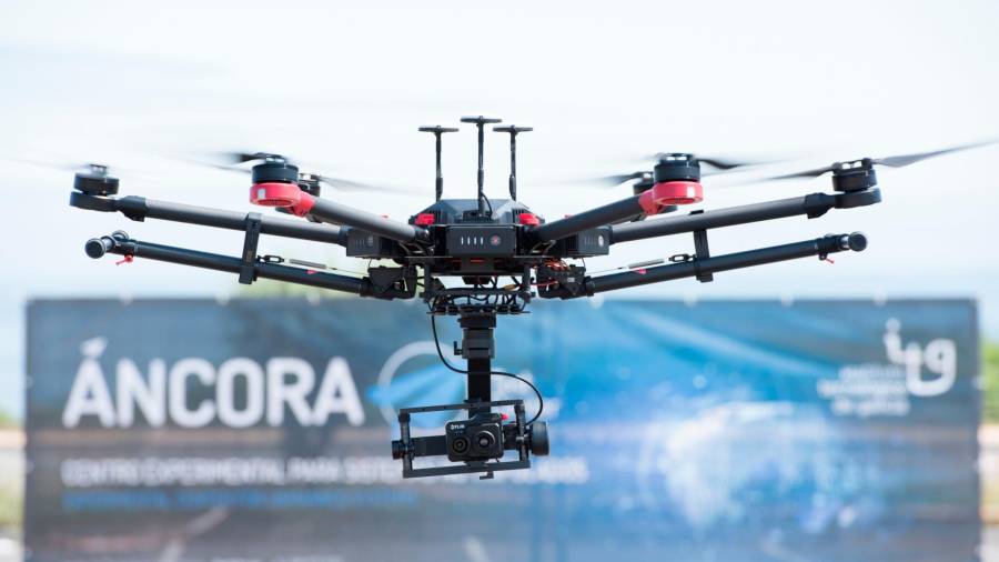 tecnología. Una aeronave no tripulada, también conocida como dron, circula en el aire por control remoto. Foto: ITG