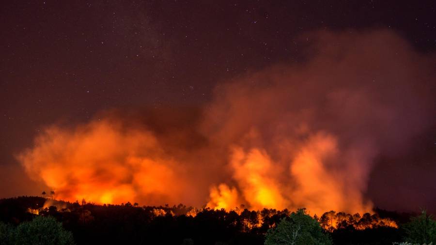 GRAF9883. TOÉN (OURENSE), 07/08/2020.- Incendio forestal que permanece activo en el municipio orensano de Toén. EFE/Brais Lorenzo