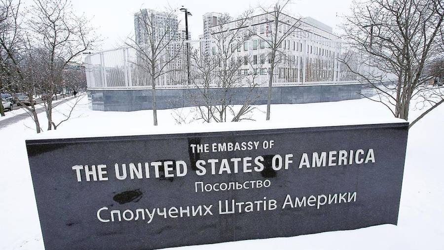 Inmediaciones de la sede de la embajada estadounidense en la capital ucraniana. Foto: E.P.