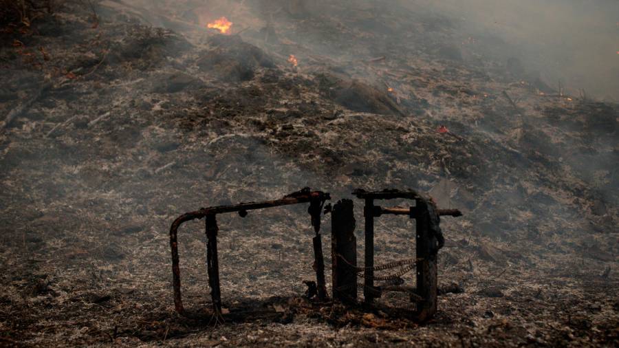 GRAF9831. TOÉN (OURENSE), 07/08/2020.- Restos del incendio forestal que permanece activo en el municipio orensano de Toén. EFE/Brais Lorenzo