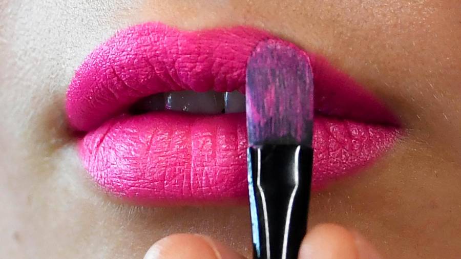 Una modelo se pinta los labios de rosa durante la Semana de la Moda en Londres. (Autor, Akhtar Soomro. Fuente, EFE)