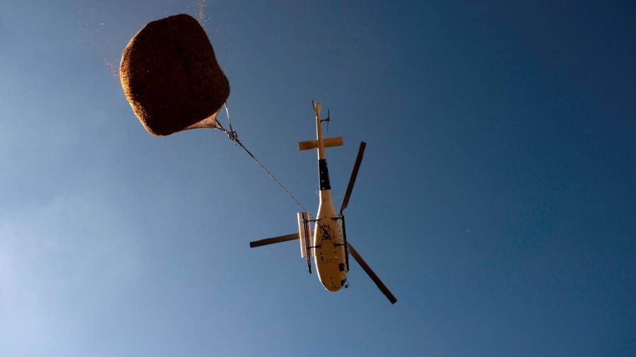 Un helicóptero realiza trabajos en una zona afectada por los incendios forestales de septiembre, en Lobios (Foto: EFE/ Brais Lorenzo)