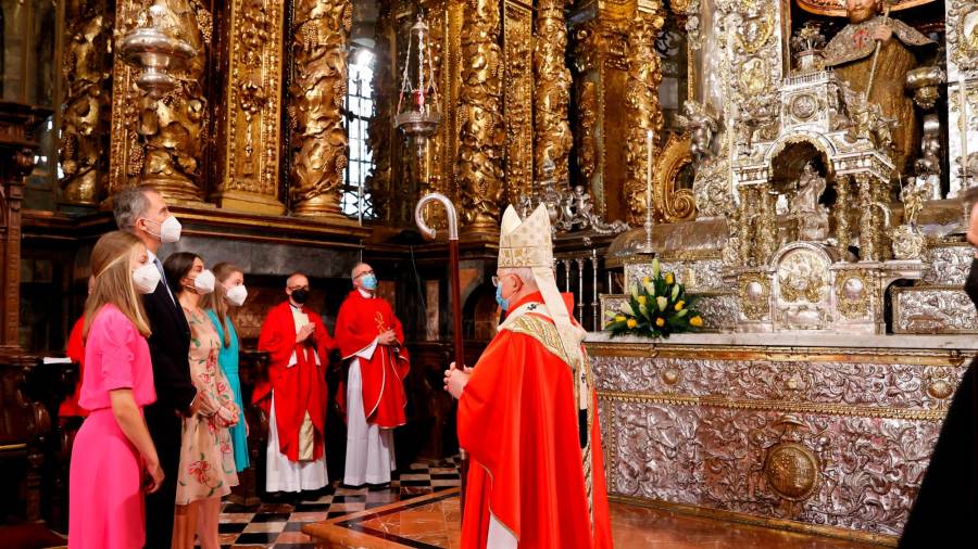 SANTIAGO. Monseñor Barrio, ayer, durante la ceremonia de la Ofrenda al Apóstol, a la que asistió la familia real al completo. Foto: Efe/Ballesteros