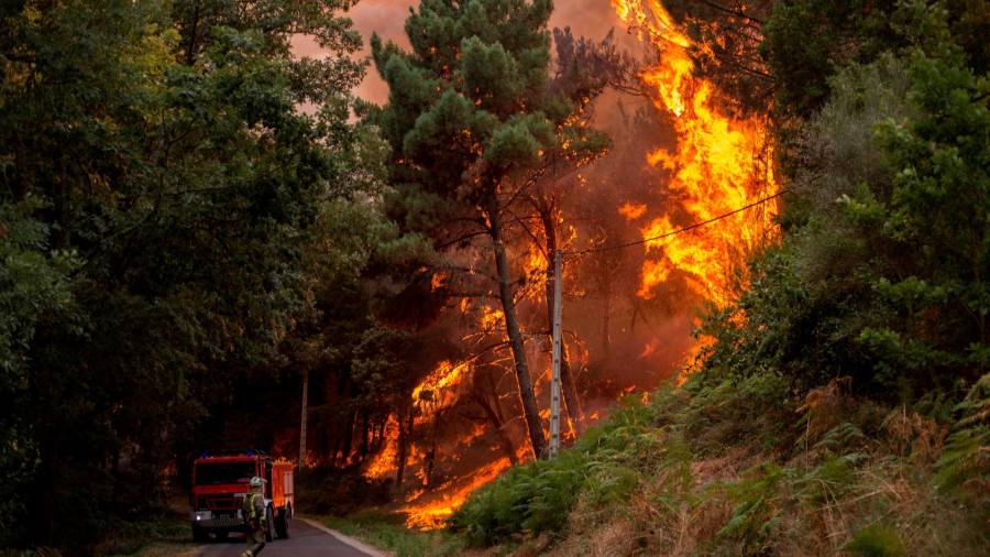 GRAF9825. TOÉN (OURENSE), 07/08/2020.- Bomberos realizan labores de extinción en el incendio forestal que permanece activo en el municipio orensano de Toén. EFE/Brais Lorenzo