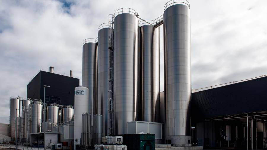 Los grandes depósitos para la materia prima láctea con la que trabaja la nueva factoría. Foto: EDF Fenice