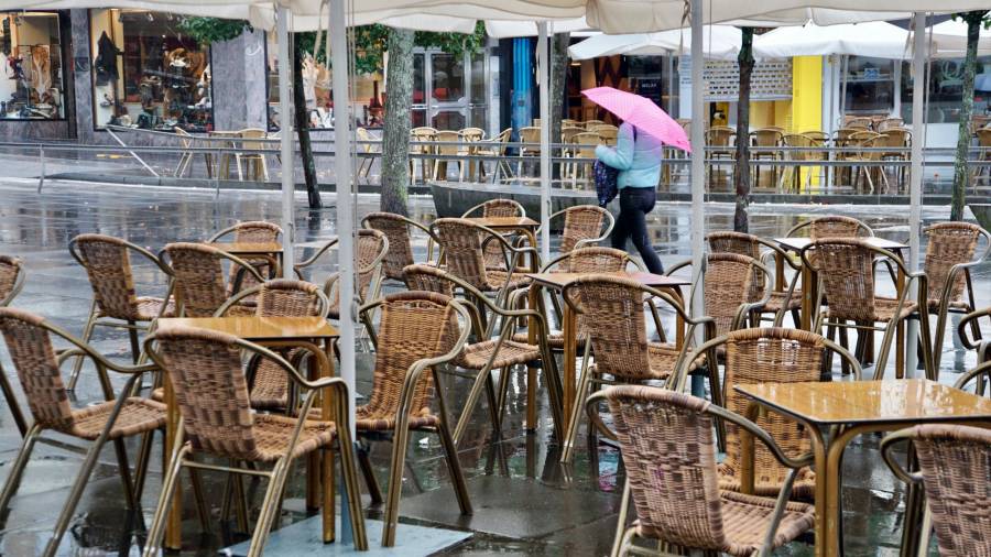 TERRAZAS. La lluvia que se espera a lo largo de la semana mermará todavía más la actividad hostelera. Foto: F. Blanco 