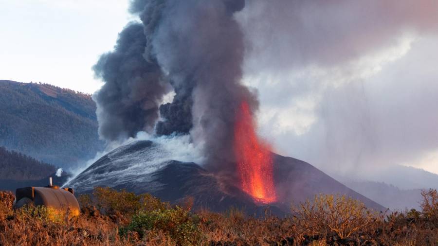 Imagen del volcán de La Palma el martes 26 de octubre. EFE/ Miguel Calero