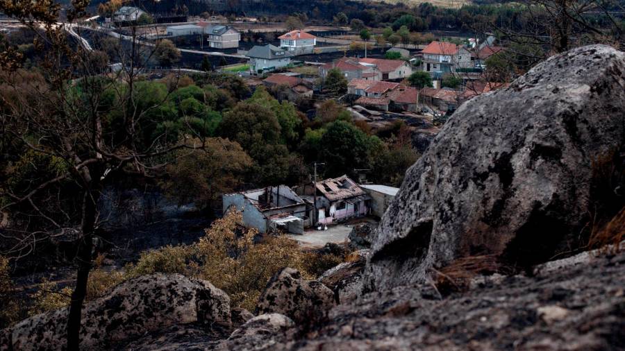 Vista de la superficie calcinada en el incendio forestal de Cualedro (Ourense). FOTO: EFE/Brais Lorenzo