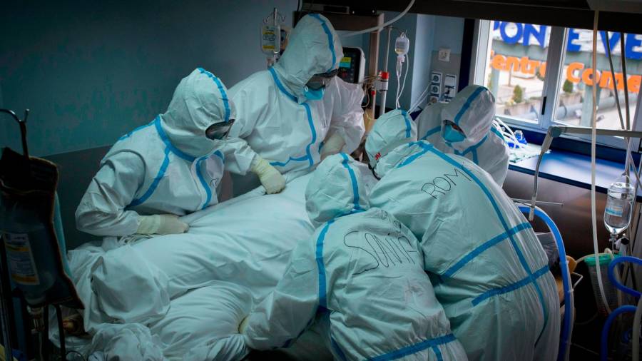 hospital cosaga de ourense. Sanitarios atendiendo a un paciente ingresado en uci. Foto: Brais Lorenzo / Efe