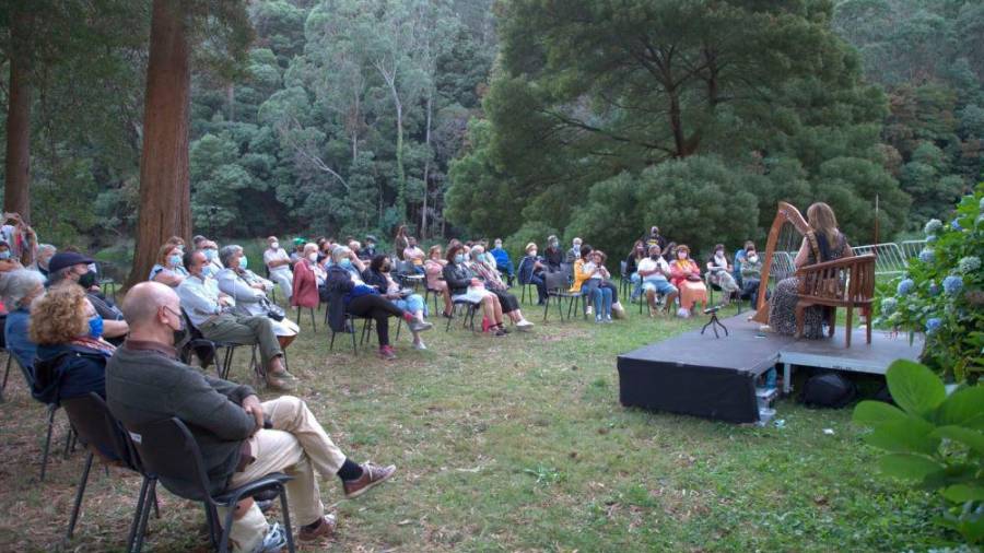 CONCERTO. Sesenta persoas desfrutaron do concerto de Gubri nos xardíns da central hidroeléctrica.
