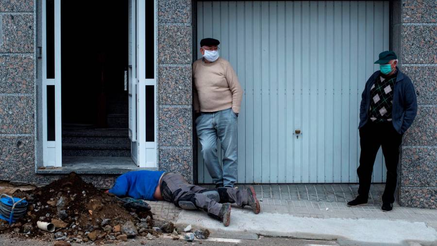 Un operario revisa las canalizaciones en una vivienda emplazada en Beariz, Ourense. Foto: Brais Lorenzo